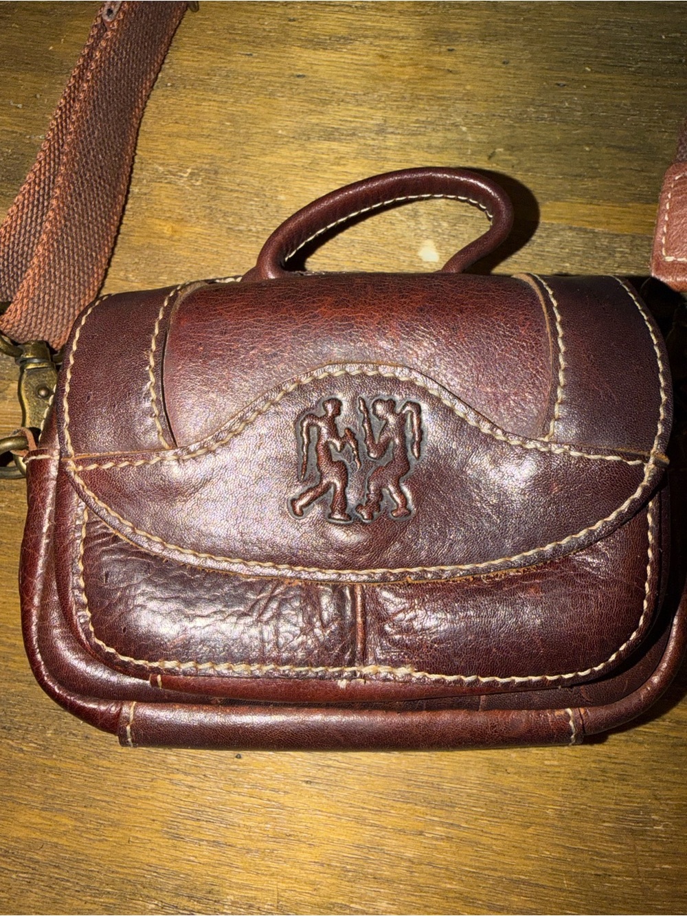 70s Hippie’s Brown Leather Crossbody Bag Embossed Logo made in saca